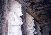 Cтатуи Рамзеса внутри храма