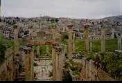 Джераш, вид на город через руины.