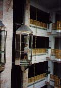Cтеклянный лифт в отеле Роял Салем
