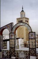 Тунис, вид на Минарет Большой Мечети с крыши одной из соседних лавочек